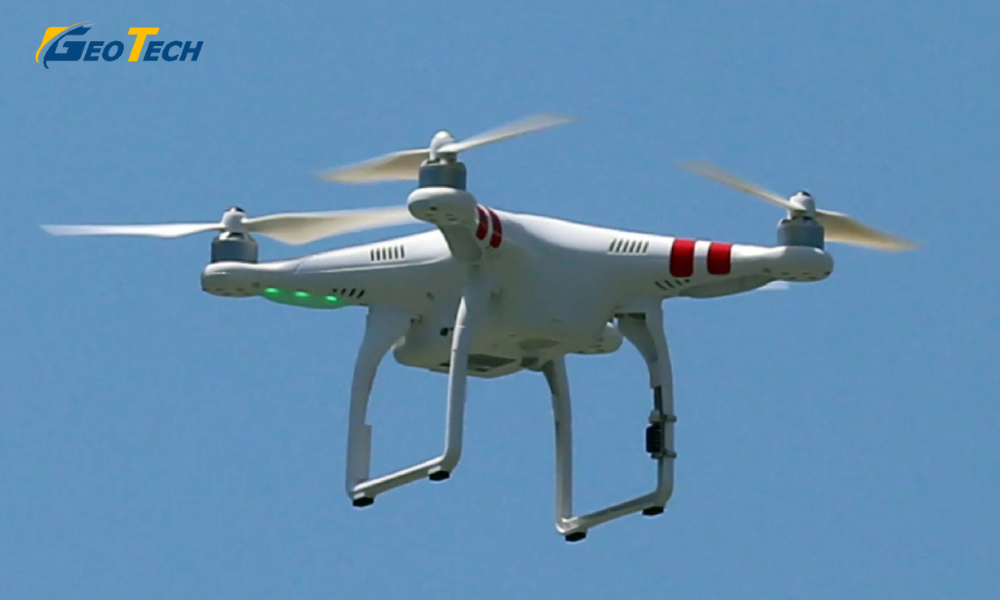 Drone ứng dụng trong quân sự như bay giám sát và theo dõi các mục tiêu trên không.